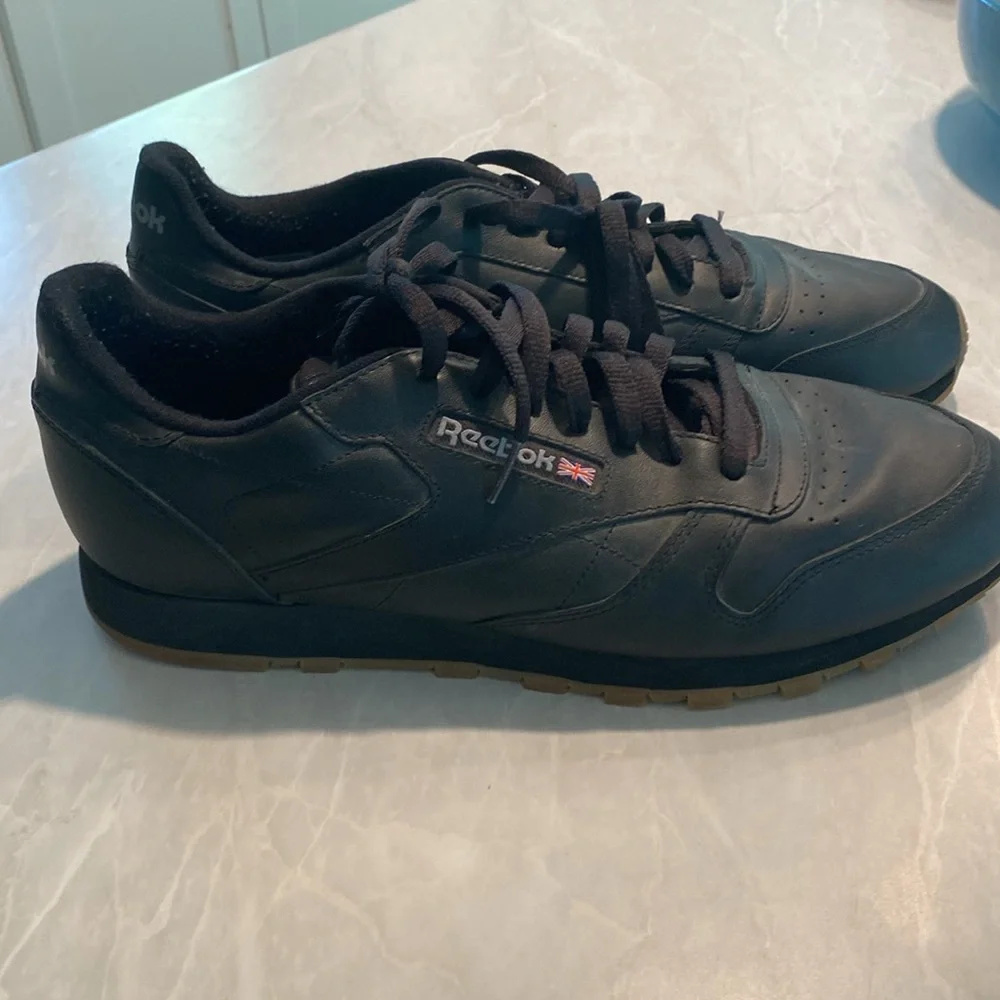 REEBOK Men’s Classic Black Leather Shoes - Picture 2 of 8